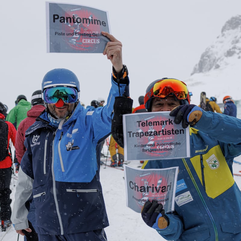 Ausbilder hält Gruppenschild hoch